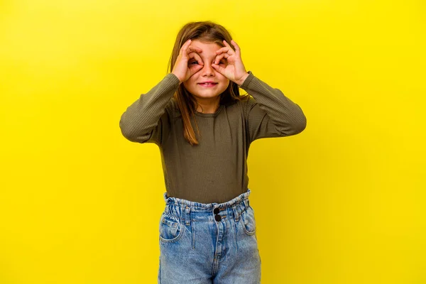 Μικρό Καυκάσιο Κορίτσι Απομονωμένο Κίτρινο Φόντο Που Δείχνει Εντάξει Σημάδι — Φωτογραφία Αρχείου