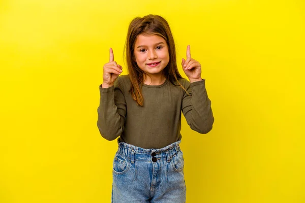 Menina Caucasiana Pouco Isolado Fundo Amarelo Indica Com Ambos Dedos — Fotografia de Stock