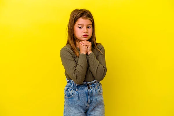 Μικρό Καυκάσιο Κορίτσι Απομονωμένο Κίτρινο Φόντο Προσεύχεται Για Τύχη Κατάπληκτος — Φωτογραφία Αρχείου