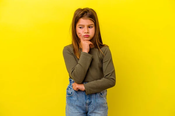 Menina Caucasiana Isolada Fundo Amarelo Contemplando Planejando Uma Estratégia Pensando — Fotografia de Stock