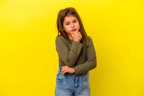 Niña Caucásica Aislada Sobre Fondo Amarillo Pensando Mirando Hacia Arriba —  Fotos de Stock