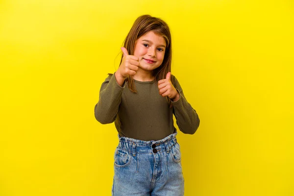 Маленька Біла Дівчинка Ізольована Жовтому Тлі Піднімаючи Обидва Великі Пальці — стокове фото
