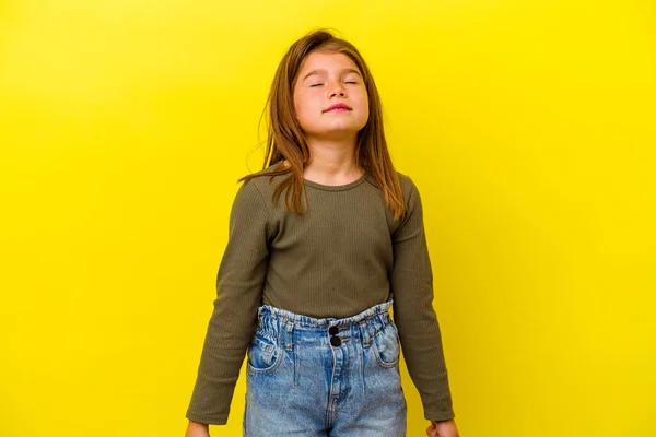 Pequeña Chica Caucásica Aislada Sobre Fondo Amarillo Ríe Cierra Los —  Fotos de Stock