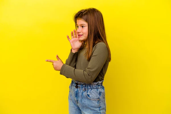 Μικρή Καυκάσια Κοπέλα Απομονωμένη Κίτρινο Φόντο Λέγοντας Ένα Κουτσομπολιό Δείχνοντας — Φωτογραφία Αρχείου