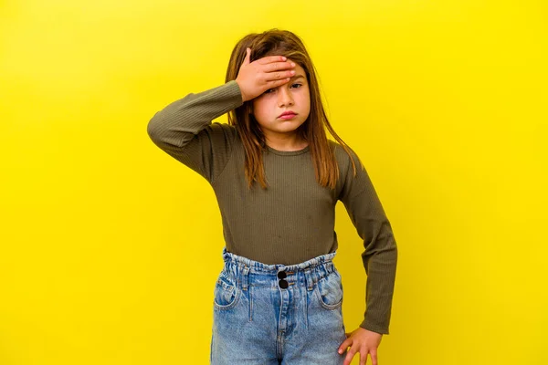 Klein Blank Meisje Geïsoleerd Gele Achtergrond Aanraken Van Tempels Met — Stockfoto