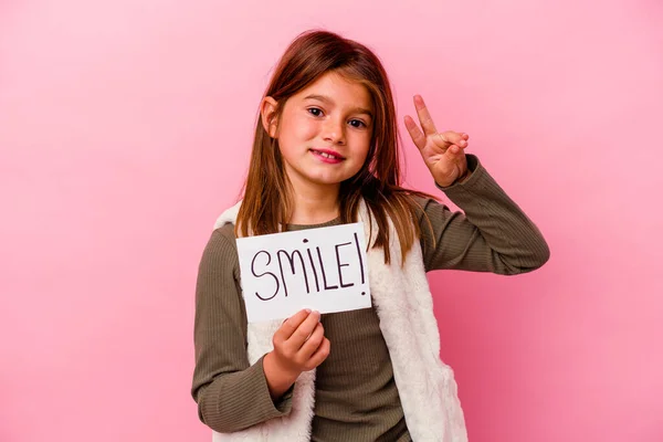 Молода Дівчинка Тримає Банер Посмішки Рожевому Фоні — стокове фото