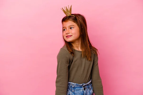 Malá Princezna Dívka Korunou Izolované Růžovém Pozadí Snění Dosažení Cílů — Stock fotografie