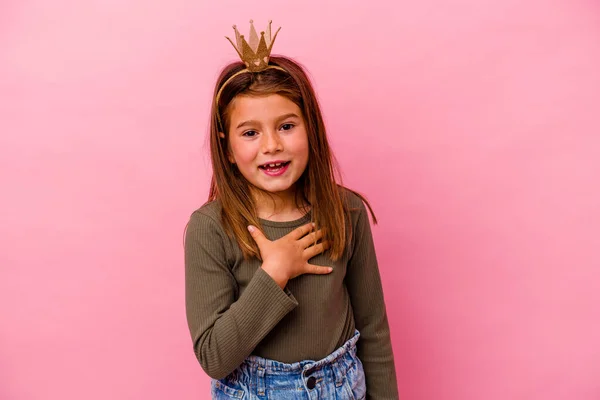 Маленька Принцеса Короною Ізольована Рожевому Фоні Сміється Голосно Тримаючи Руку — стокове фото