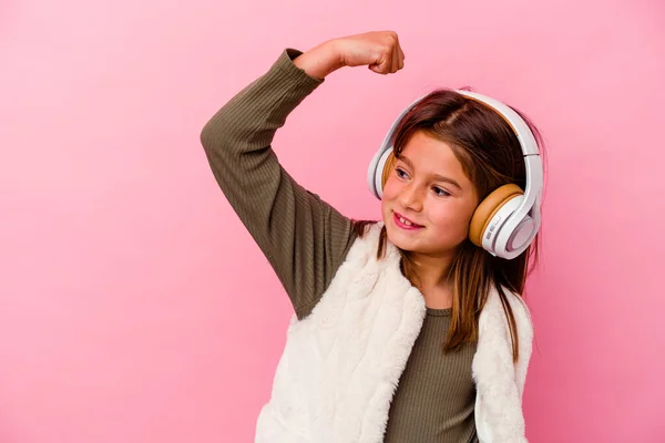 Niña Caucásica Escuchando Música Aislada Sobre Fondo Rosa Levantando Puño — Foto de Stock