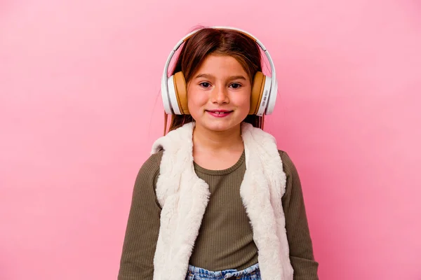 Niña Caucásica Escuchando Música Aislada Sobre Fondo Rosa Feliz Sonriente — Foto de Stock