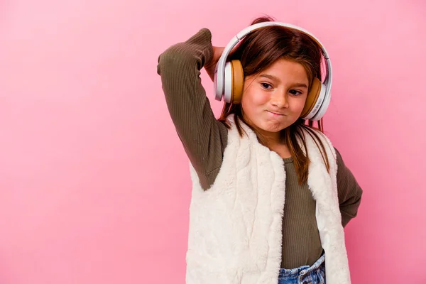 Pequeña Chica Caucásica Escuchando Música Aislada Sobre Fondo Rosa Tocando — Foto de Stock