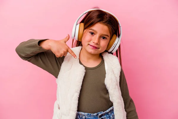 Pequeña Chica Caucásica Escuchando Música Aislada Fondo Rosa Persona Señalando — Foto de Stock
