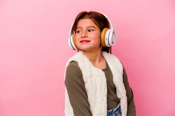 Menina Caucasiana Ouvindo Música Isolada Fundo Rosa Sonhando Alcançar Objetivos — Fotografia de Stock