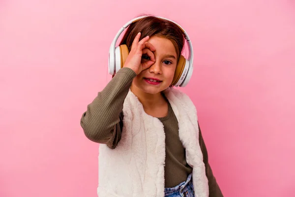 Pequeña Chica Caucásica Escuchando Música Aislada Sobre Fondo Rosa Emocionada — Foto de Stock