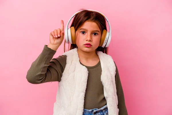 Маленькая Кавказская Девочка Слушает Музыку Изолированную Розовом Фоне Имея Отличную — стоковое фото