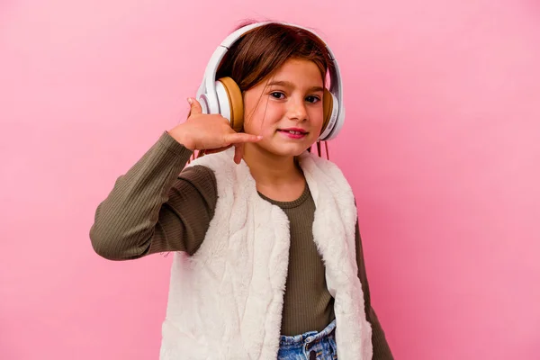 Pequeña Chica Caucásica Escuchando Música Aislada Sobre Fondo Rosa Mostrando — Foto de Stock