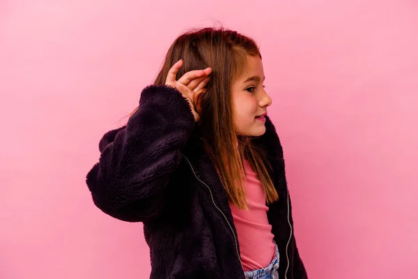 Маленька Біла Дівчинка Ізольована Рожевому Фоні Намагаючись Слухати Плітки — стокове фото