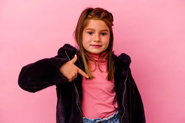 Маленька Біла Дівчинка Ізольована Рожевому Фоні Вказуючи Вручну Простір Копіювання — стокове фото