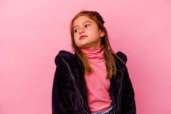 Маленька Біла Дівчинка Ізольована Рожевому Тлі Мріє Досягти Цілей Цілей — стокове фото