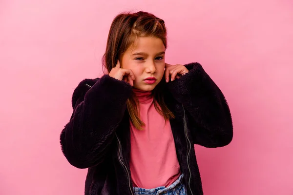 Маленька Біла Дівчинка Ізольована Рожевому Фоні Закриває Вуха Руками — стокове фото