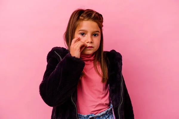 Маленька Біла Дівчинка Ізольована Рожевому Фоні Пальцями Губах Тримаючи Секрет — стокове фото