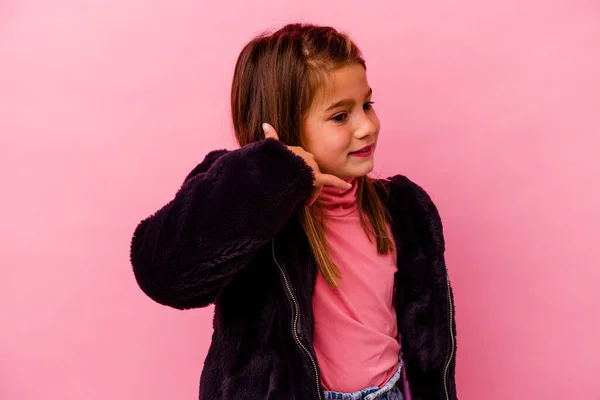 Маленька Біла Дівчинка Ізольована Рожевому Фоні Показуючи Жест Мобільного Телефону — стокове фото
