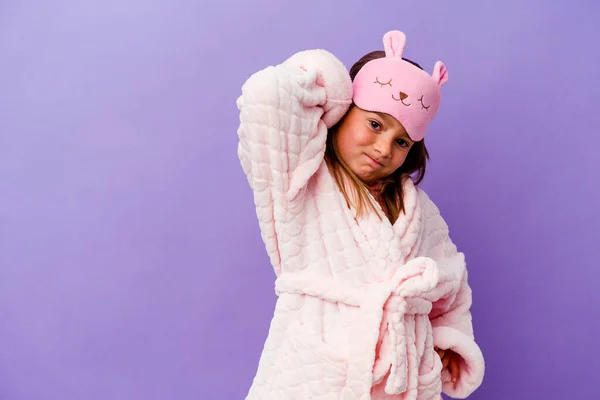 Menina Caucasiana Vestindo Pijama Isolado Fundo Roxo Tocando Parte Trás — Fotografia de Stock
