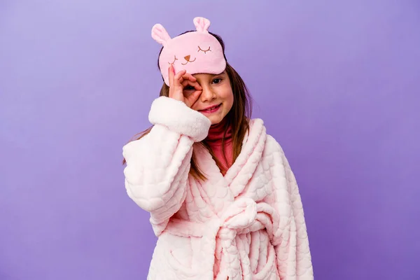 Menina Caucasiana Vestindo Pijama Isolado Fundo Roxo Animado Mantendo Gesto — Fotografia de Stock