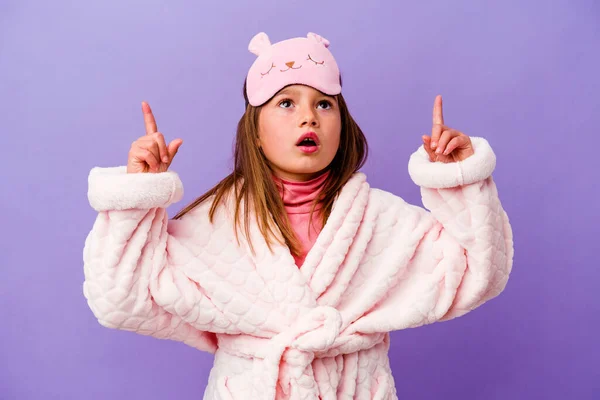 Mor Arka Planda Izole Edilmiş Pijama Giyen Beyaz Bir Kız — Stok fotoğraf