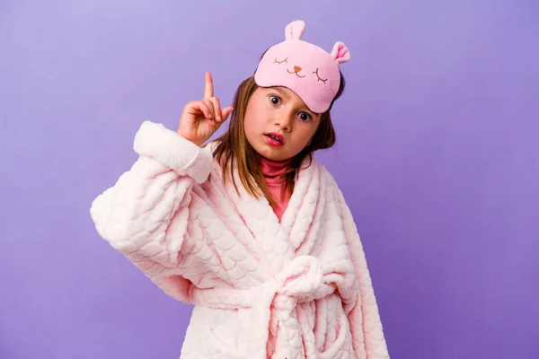 Menina Caucasiana Vestindo Pijama Isolado Fundo Roxo Ter Uma Ideia — Fotografia de Stock