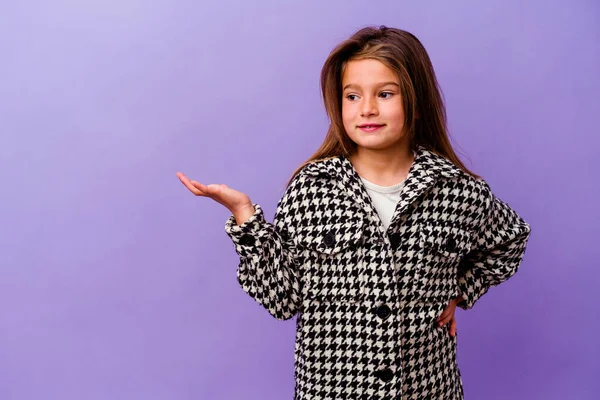 Pequena Menina Caucasiana Isolada Fundo Roxo Pequena Menina Caucasiana Isolada — Fotografia de Stock