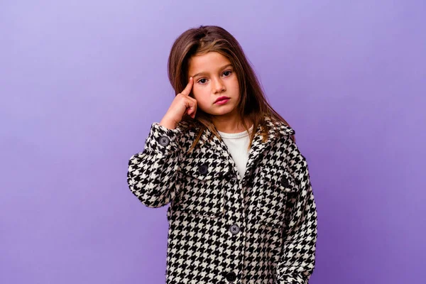 Pequena Menina Caucasiana Isolada Fundo Roxo Pequena Menina Caucasiana Isolada — Fotografia de Stock