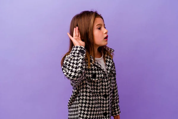 Pequena Menina Caucasiana Isolada Fundo Roxo Pequena Menina Caucasiana Isolada — Fotografia de Stock