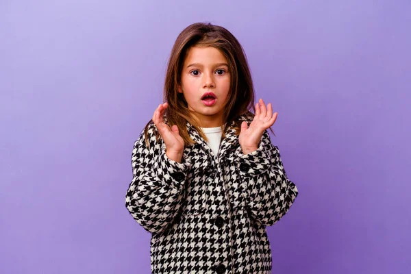 Pequena Menina Caucasiana Isolada Fundo Roxo Pequena Menina Caucasiana Isolada — Fotografia de Stock