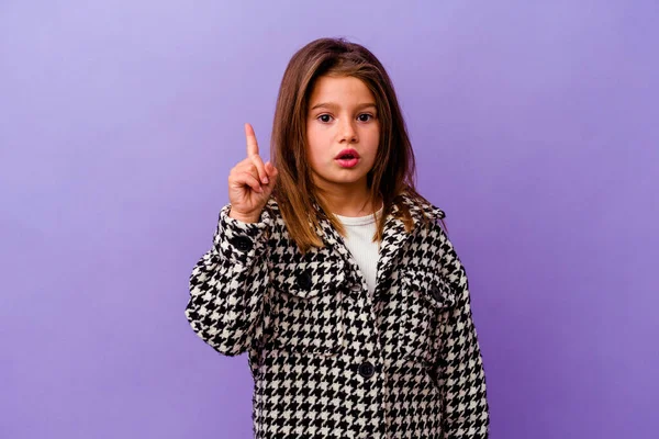 Маленька Біла Дівчинка Ізольована Фіолетовому Тлі Маленька Біла Дівчинка Ізольована — стокове фото