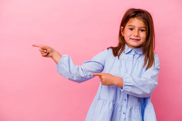 Μικρό Καυκάσιο Κορίτσι Απομονωμένο Ροζ Φόντο Ενθουσιασμένο Δείχνοντας Μπροστινά Δάχτυλα — Φωτογραφία Αρχείου