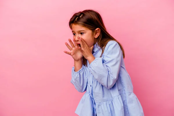 Klein Blank Meisje Geïsoleerd Roze Achtergrond Schreeuwt Luid Houdt Ogen — Stockfoto