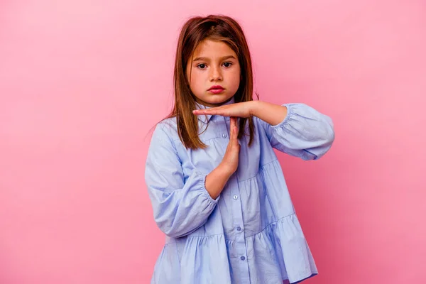 Pequena Menina Caucasiana Isolado Fundo Rosa Mostrando Gesto Timeout — Fotografia de Stock