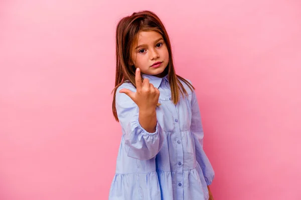 Mała Kaukaska Dziewczyna Odizolowany Różowym Tle Wskazując Palcem Ciebie Jakby — Zdjęcie stockowe