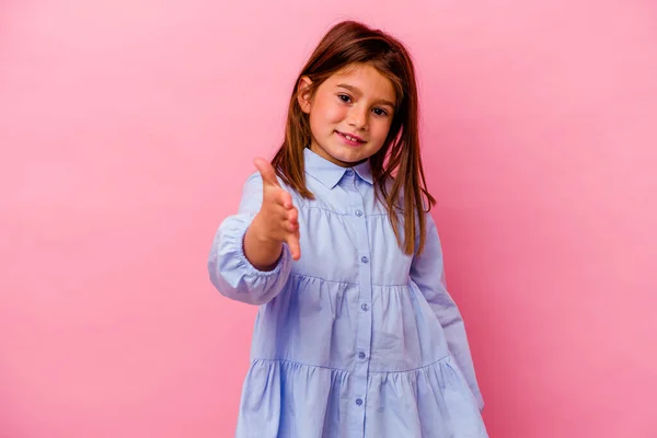 Маленька Біла Дівчинка Ізольована Рожевому Фоні Розтягуючи Руку Камеру Вітальному — стокове фото
