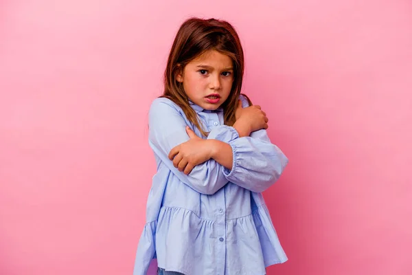 Маленька Біла Дівчинка Ізольована Рожевому Тлі Холодно Через Низьку Температуру — стокове фото