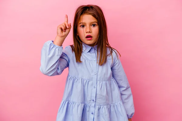 Маленька Біла Дівчинка Ізольована Рожевому Тлі Має Ідею Концепцію Натхнення — стокове фото