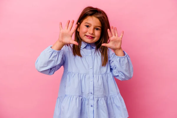 小さなCaucasian女の子絶縁上のピンクの背景ショー番号10とともに手 — ストック写真