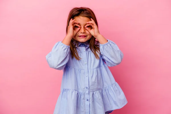 Pequena Menina Caucasiana Isolado Fundo Rosa Mostrando Sinal Sobre Olhos — Fotografia de Stock