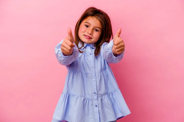 Menina Caucasiana Pouco Isolado Fundo Rosa Com Polegares Ups Saúde — Fotografia de Stock