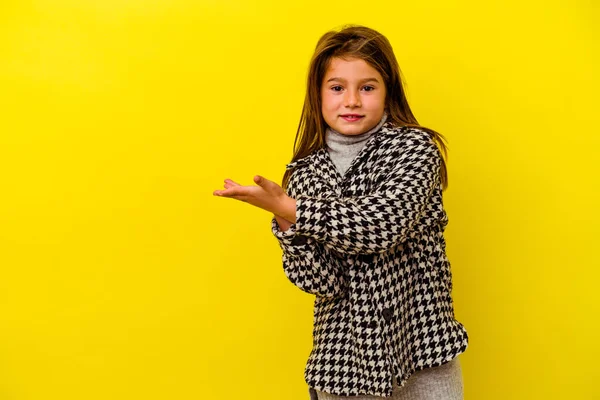 Pequena Menina Caucasiana Isolada Fundo Amarelo Segurando Espaço Cópia Uma — Fotografia de Stock