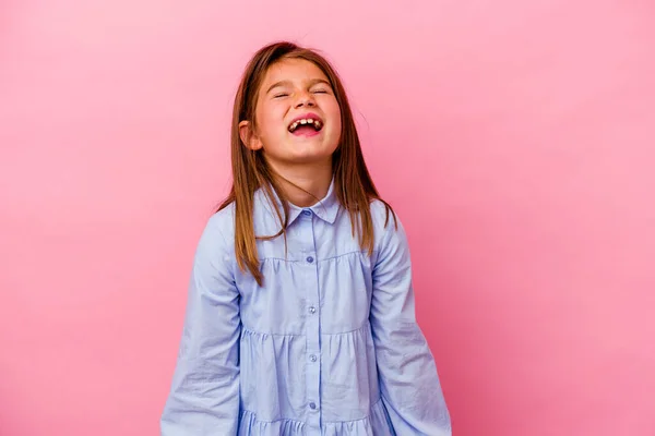 Küçük Beyaz Kız Pembe Arka Planda Izole Edilmiş Rahat Mutlu — Stok fotoğraf