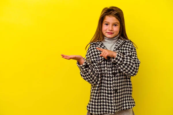 小さなCaucasian女の子絶縁上の黄色の背景励起保持コピースペース上の手のひら — ストック写真