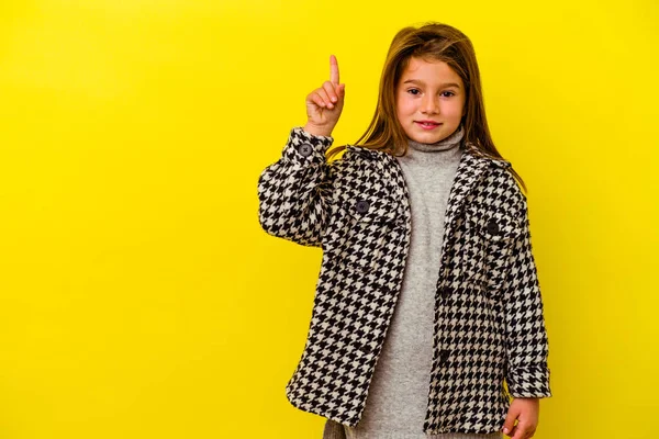 Pequena Menina Caucasiana Isolado Fundo Amarelo Mostrando Número Com Dedo — Fotografia de Stock