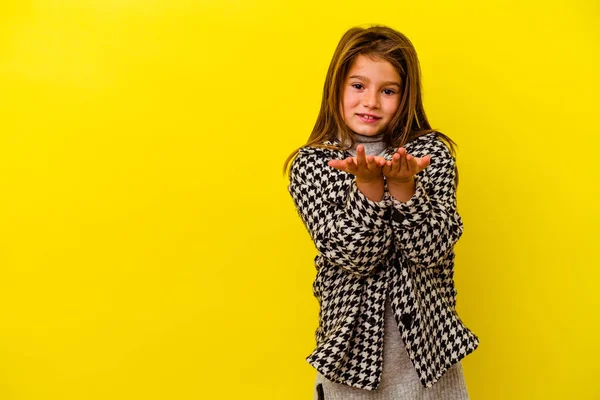 Pequena Menina Caucasiana Isolado Fundo Amarelo Lábios Dobráveis Segurando Palmas — Fotografia de Stock